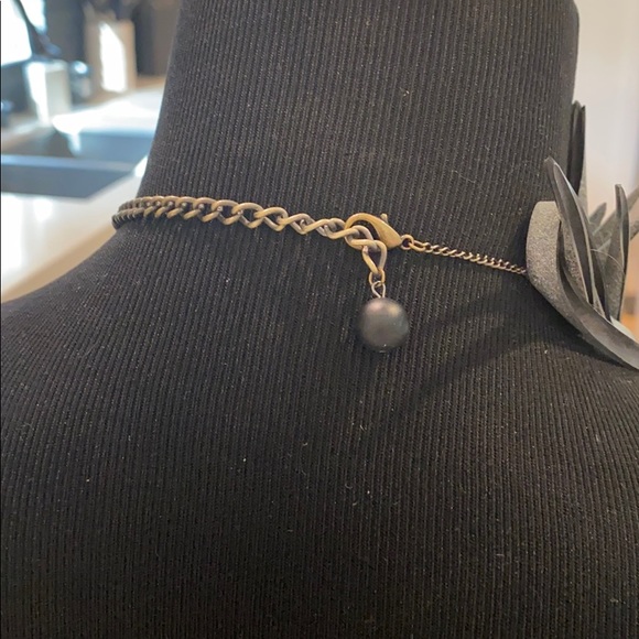 Available for purchase with @7lions !!NWOT silver sprayed rubber wave necklace - Picture 4 of 4